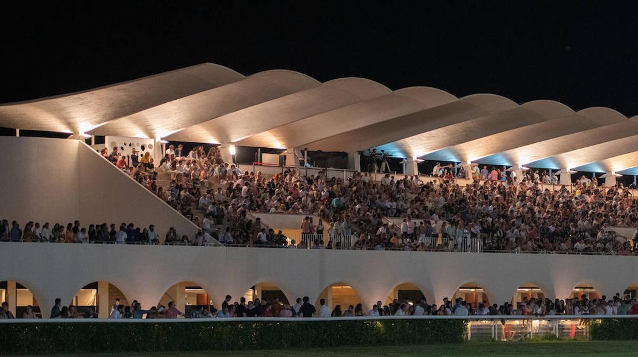 Vista de la grada del Hipódromo de la Zarzuela durante una de las carreras nocturnas