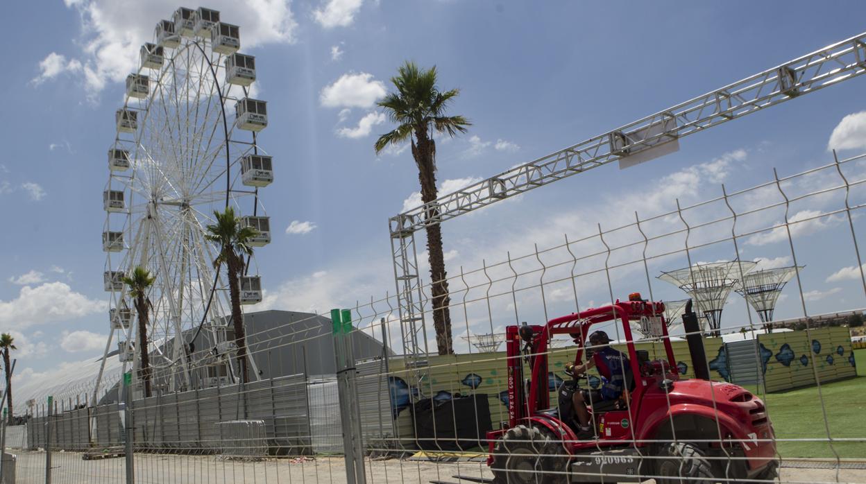 Un operario trabaja en el montaje del festival