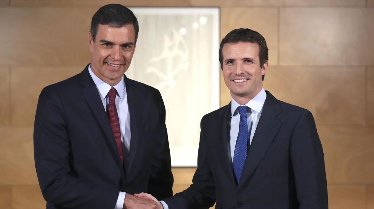 El presidente del Gobierno en funciones, Pedro Sánchez saluda al líder del PP, Pablo Casado, durante la entrevista que han mantenido en una nueva ronda de consultas para la investidura