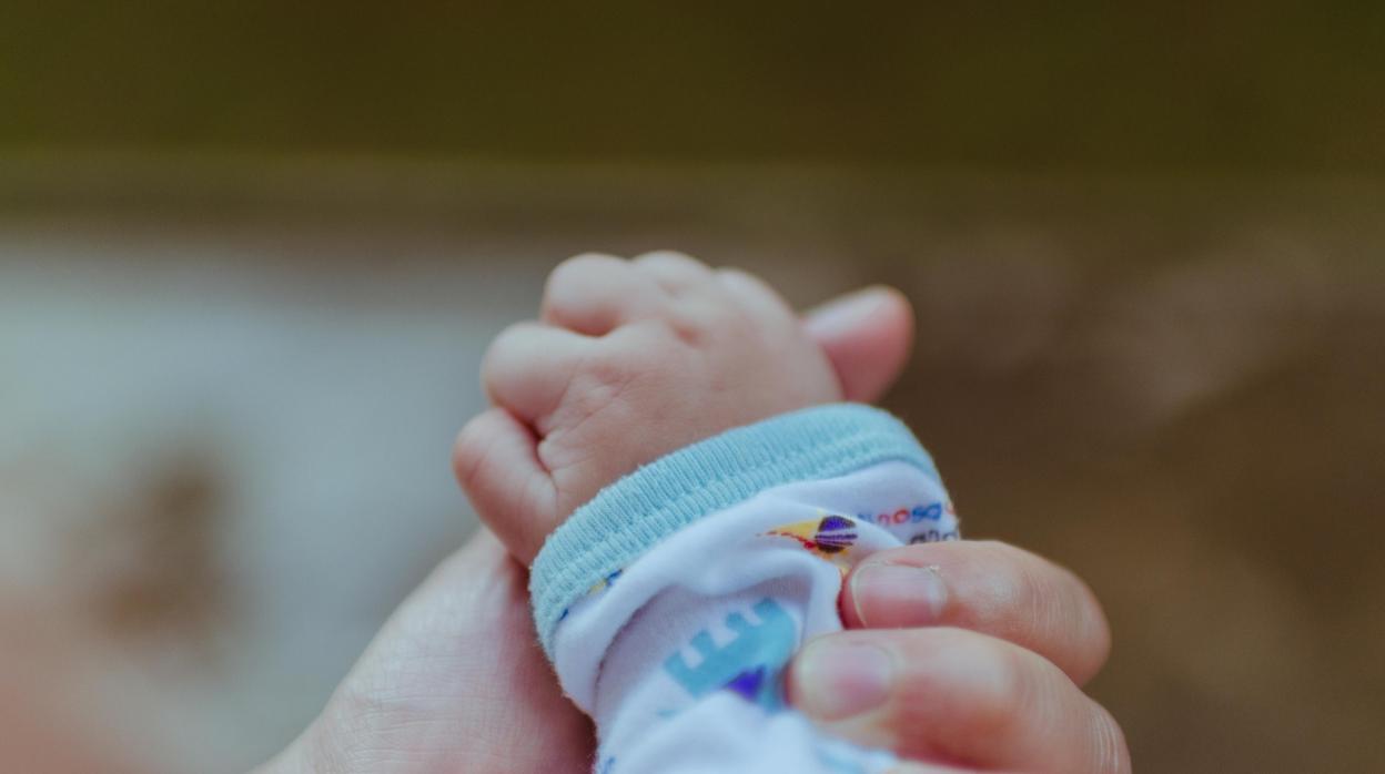 La mano de un bebé en una imagen de archivo