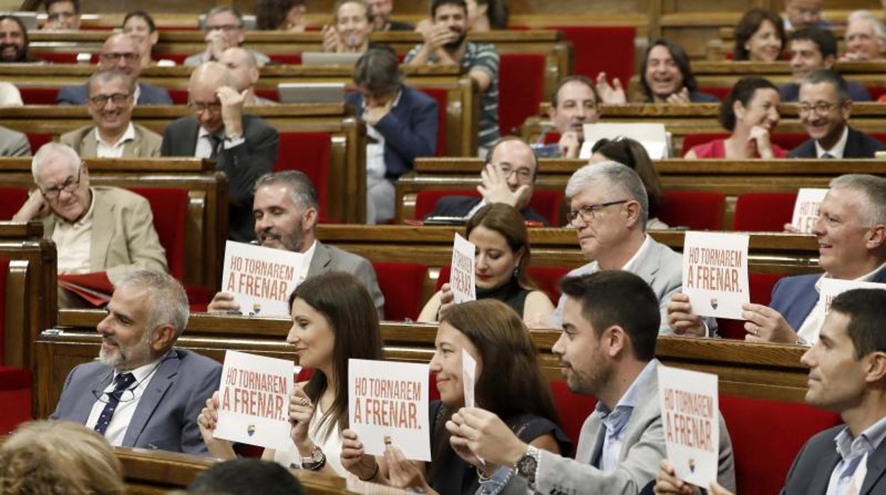 Diputados de Cs, ayer, con el lema «Lo volveremos a frenar»