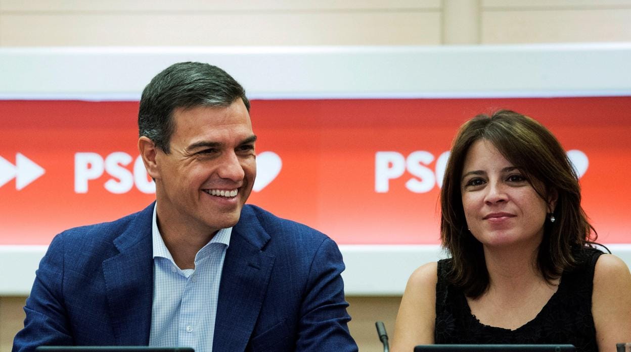 Pedro Sánchez, presidente del Gobierno en funciones, y Adriana Lastra, portavoz del PSOE en el Congreso