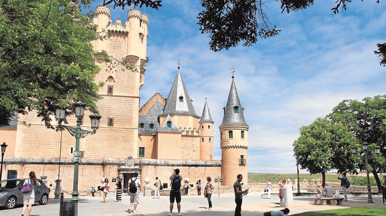 Turistas en el Alcázar de Segovia, uno de los monumentos más visitados de la ciudad