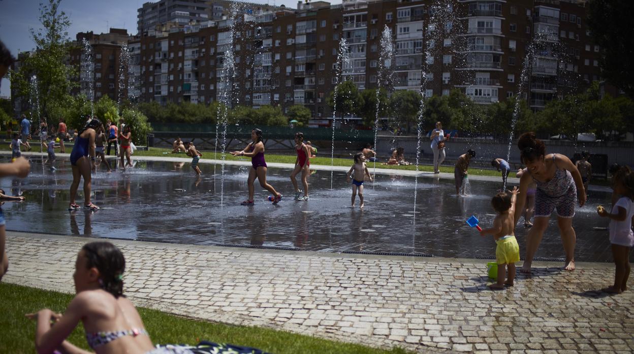 Decenas de personas se refugian de las altas temperaturas en Madrid Río