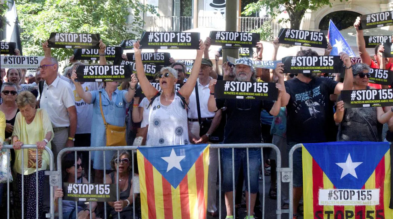 Protesta independentista, ayer, frente a la Diputación de Barcelona