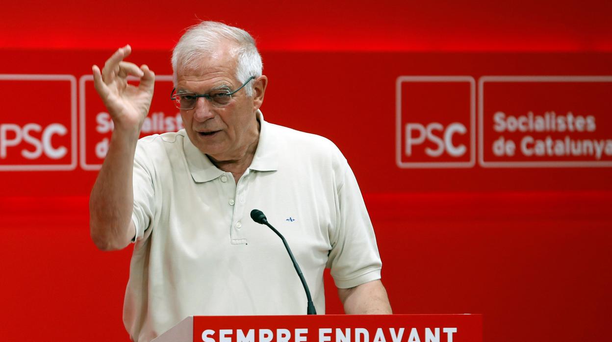 El ministro de Asuntos Exteriores en funciones, Josep Borrell, participan en el acto de clausura de la Escuela de Verano del PSC