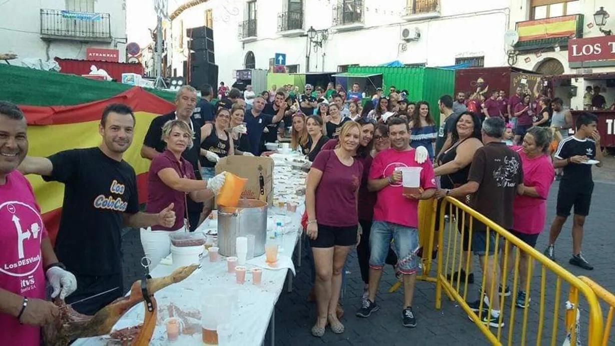 Peñistas en la plaza de Seseña durante la celebración de las fiestas del año pasado