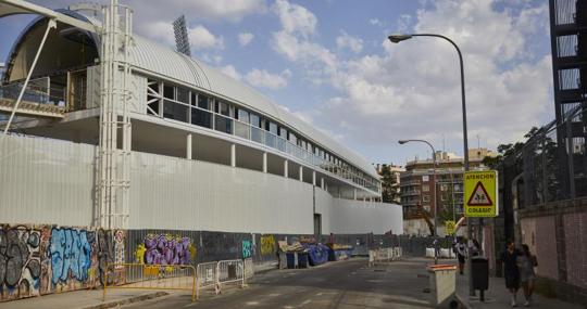 Detalle de la pista de entrenamiento cubierta sobre las gradas