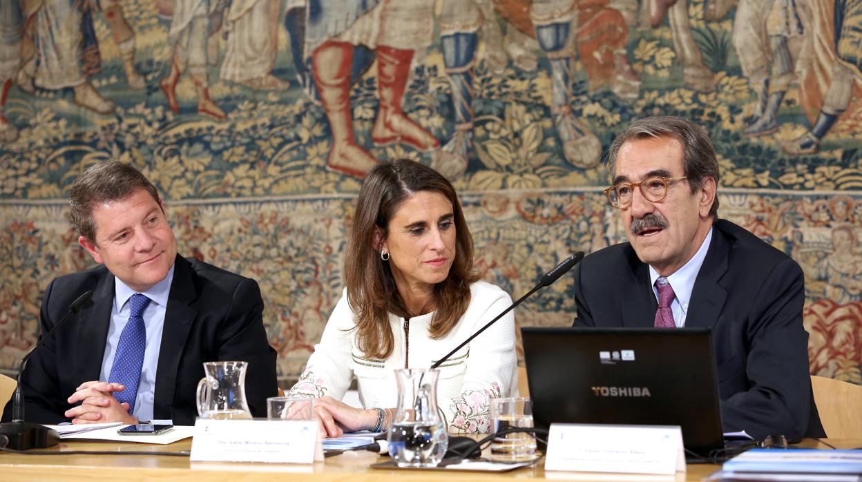 García-Page, Isabel Moreno y Emilio Ontiveros, en la presentación del informe ayer en Fuensalid