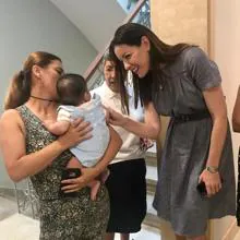 Moreno saluda a uno de los bebés del centro