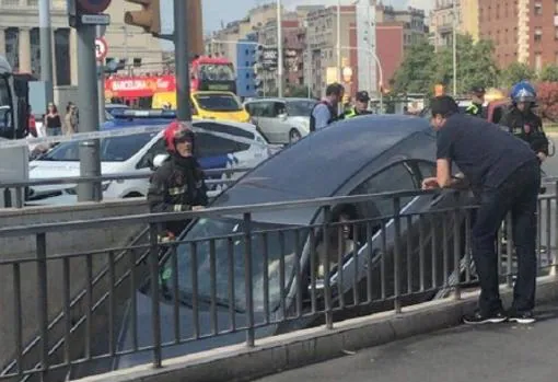 Un coche se empotra en una entrada del metro de Barcelona