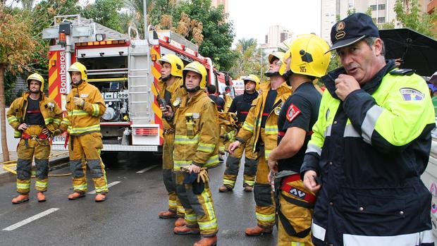 Un incendio obliga a evacuar a los vecinos del undécimo piso del edificio «Playmond F» de Benidorm