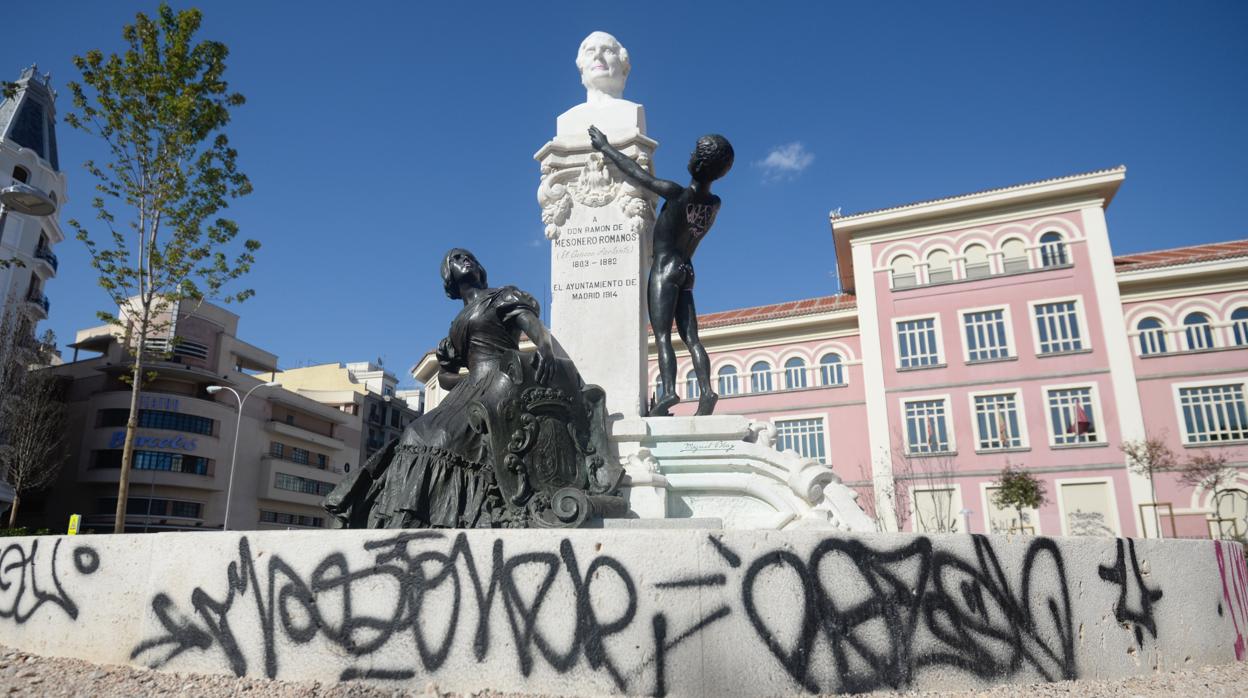 El monumento a Mesonero Romanos, en la calle de Barceló, vandalizado por las pintadas