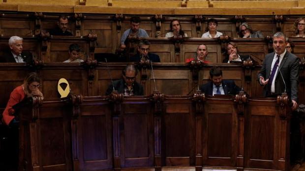 Barcelona arranca el mandato con un lazo amarillo en la silla de Quim Forn