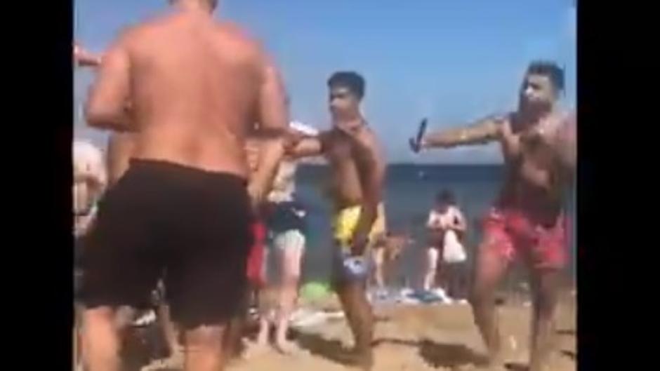 Pelea multitudinaria en la playa de la Barceloneta