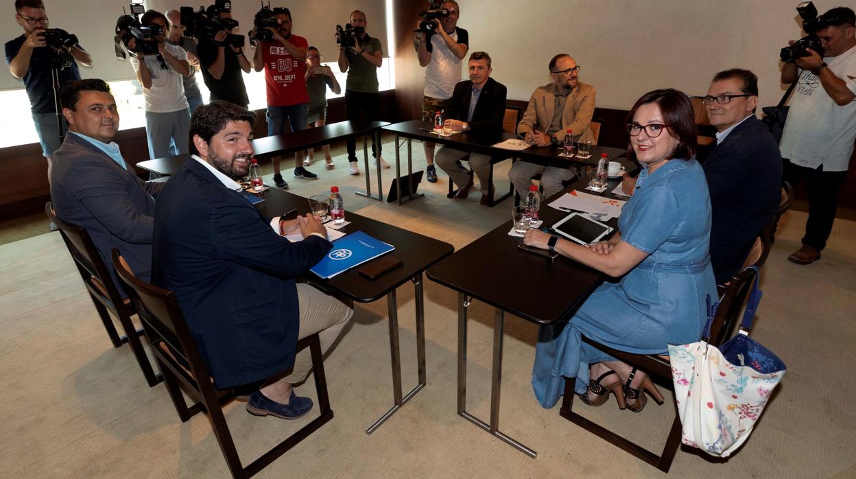 Reunión de ayer entre PP, Cs y Vox para hacer presidente a López Miras, segundo por la izquierda