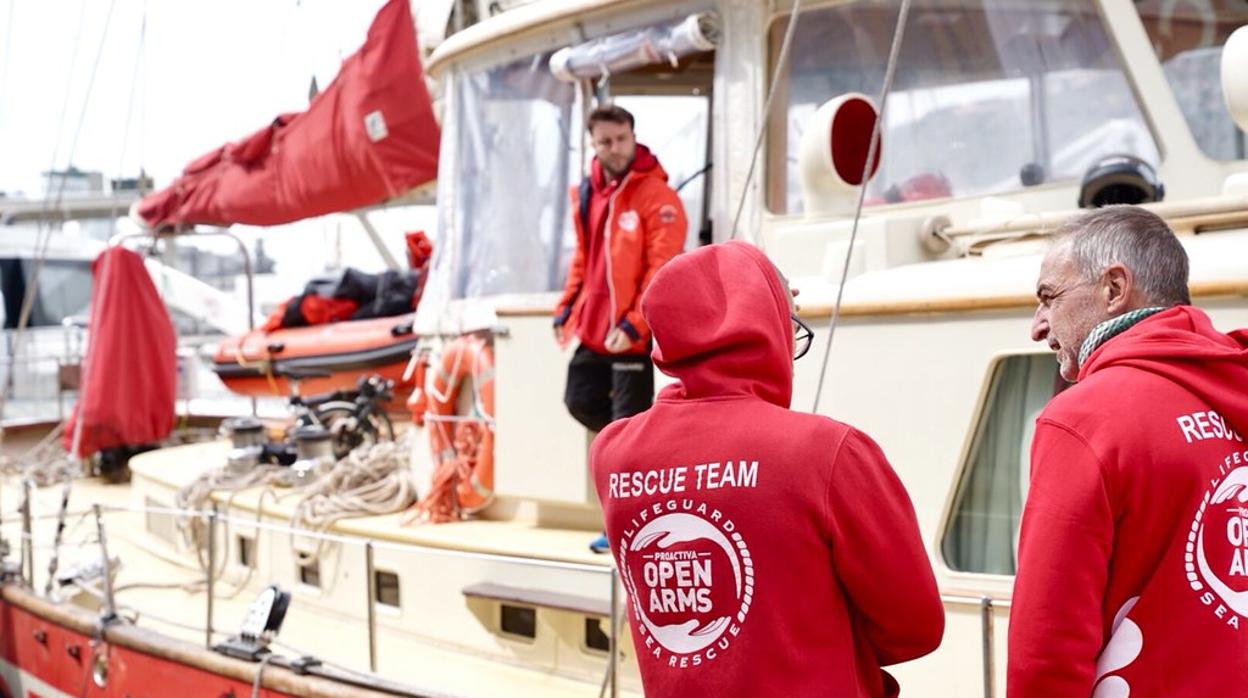 Activista de Proactiva Open Arms en el barco de la ONG