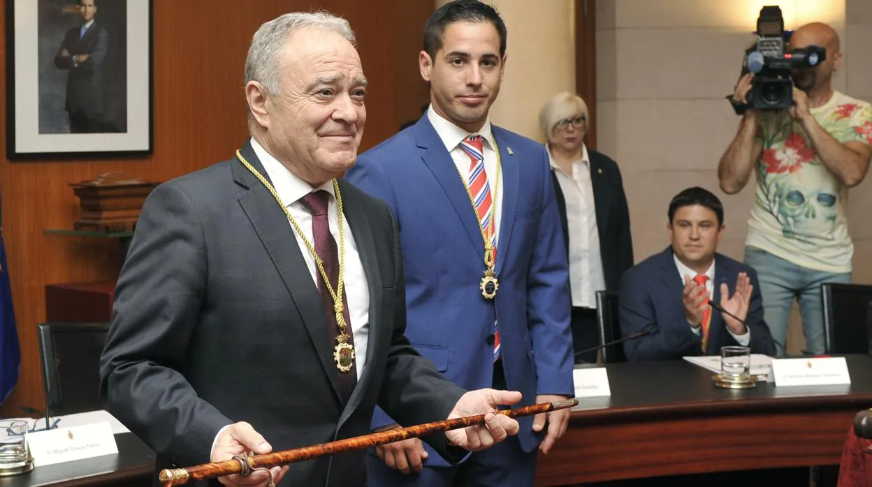Miguel Gracia, con el bastón de mando. Es su segundo mandato seguido al frente de la DPH