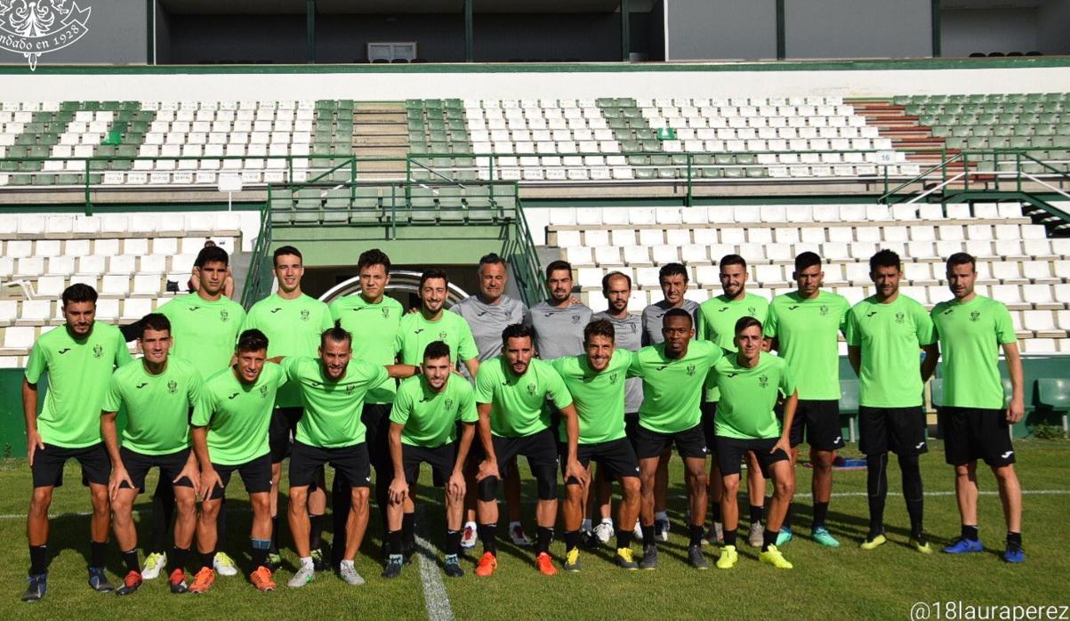 La plantilla verde posa en el Salto del Caballo antes de empezar el entrenamiento