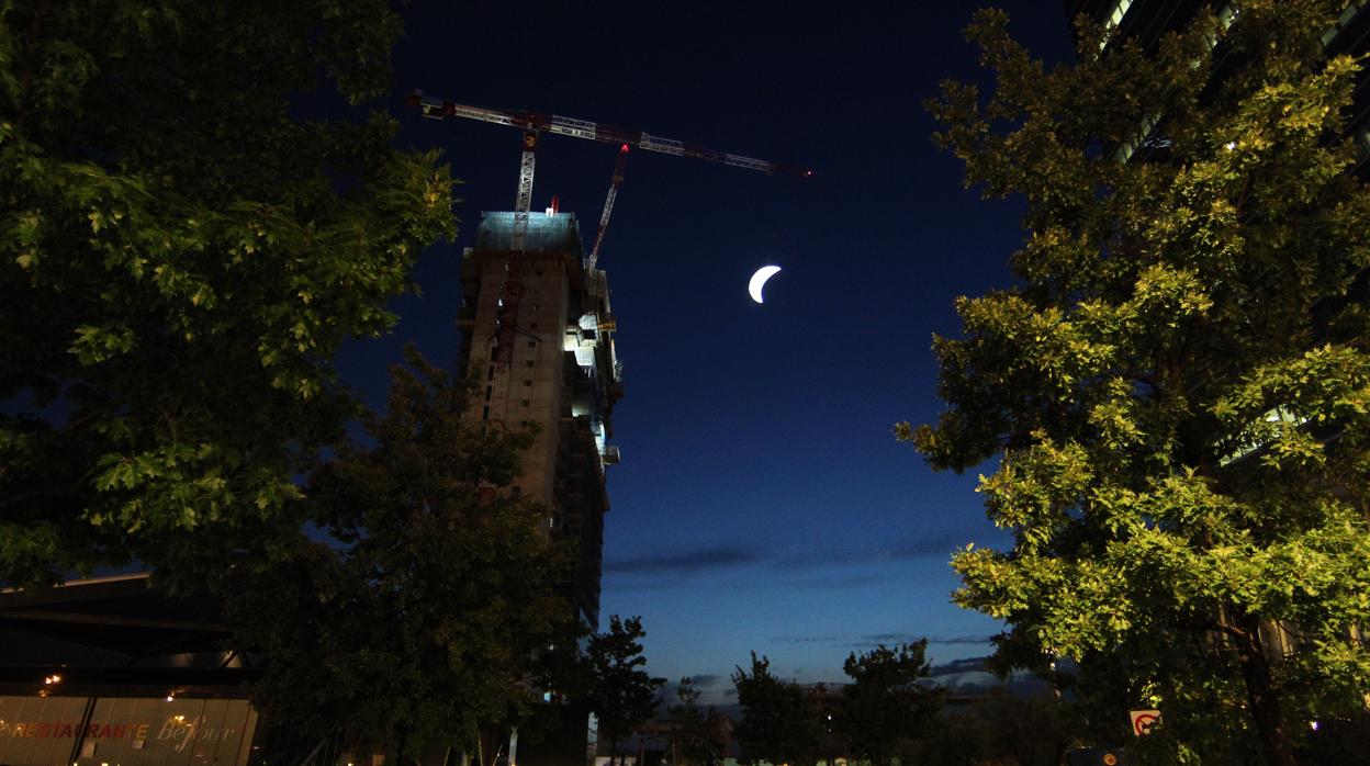 La réplica de la Luna, colgada en la quinta torre