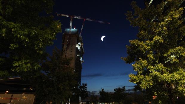 Una réplica de la Luna iluminará Madrid desde la quinta torre