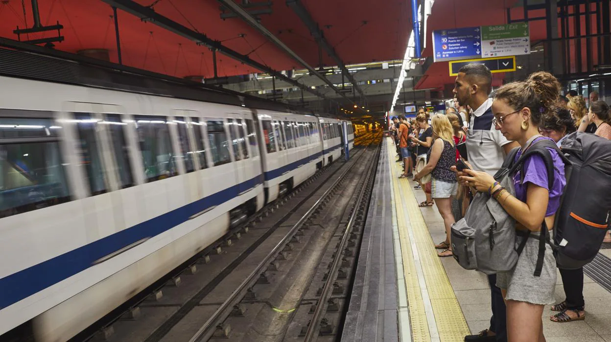 Viajeros esperando al metro en el andén