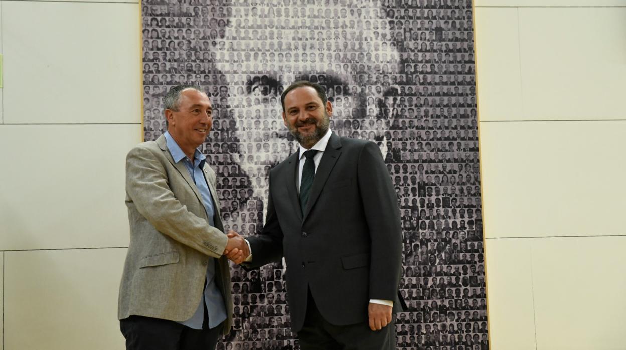 El ministro de Fomento en funciones, José Luis Ábalos, y el portavoz de Compromís en el Congreso, Joan Baldoví