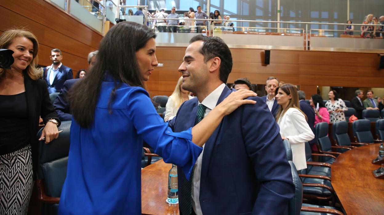 Ignacio Aguado y Rocío Monasterio se saludan en la Asamblea de Madrid