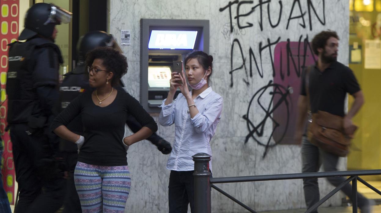 La Policía Nacional controla una manifestación por las calles de Tetuán, en una imagen de archivo