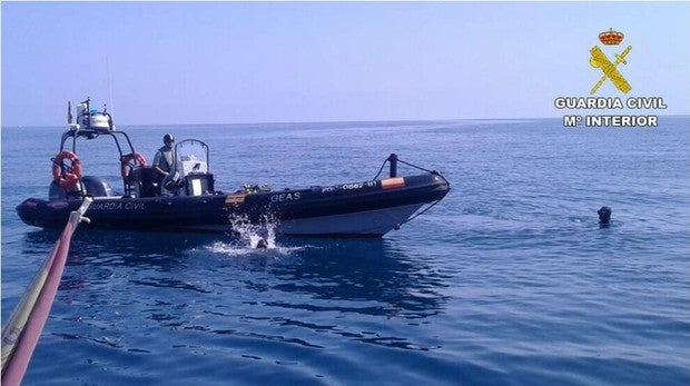 Hallan en la costa de Oliva el cadáver de un hombre desaparecido tres días en una playa de Denia