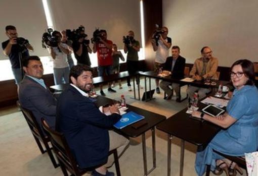 Equipos negociadores de PP, Cs y Vox durante una reunión en Murcia