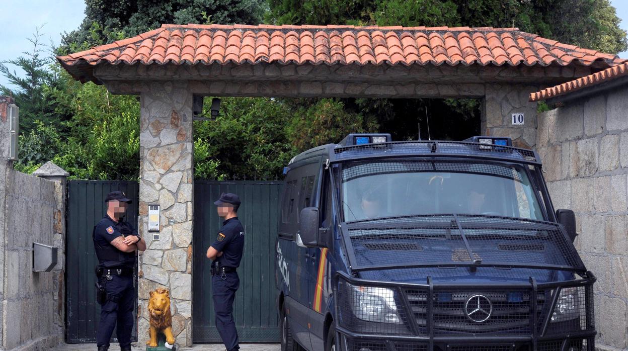 Dos agentes delante de la mansión de los Charlines en Vilanova de Arousa