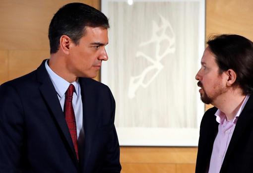 El presidente del gobierno Pedro Sánchez y el líder de Podemos Pablo Iglesias, ayer en el Congreso de los Diputados