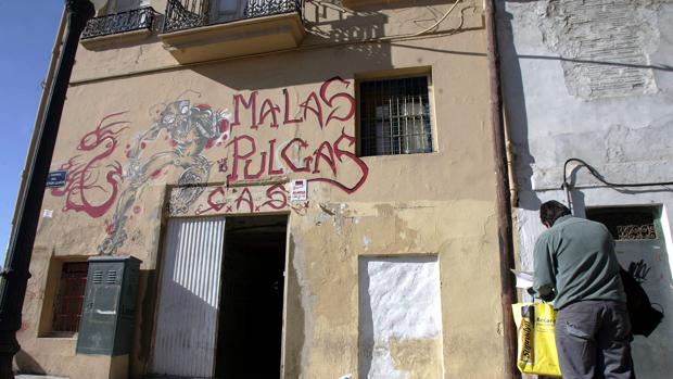 Trata de incendiar el coche de unos hombres por no dejarla dormir en un edificio que okupaban