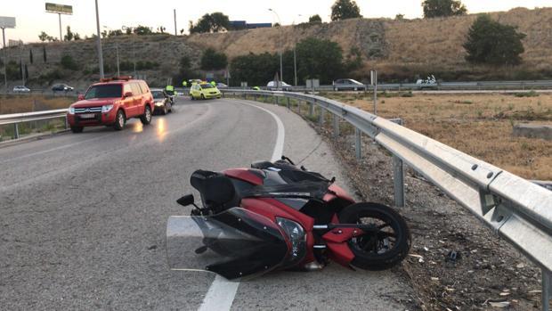 Muere un motorista al chocar contra un coche y salir despedido varios metros