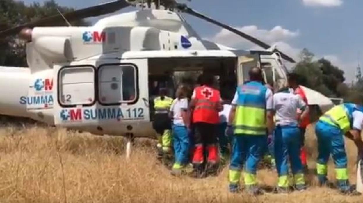 Un helicóptero del Summa 112 traslada a una mujer encontrada sumergida en la piscina