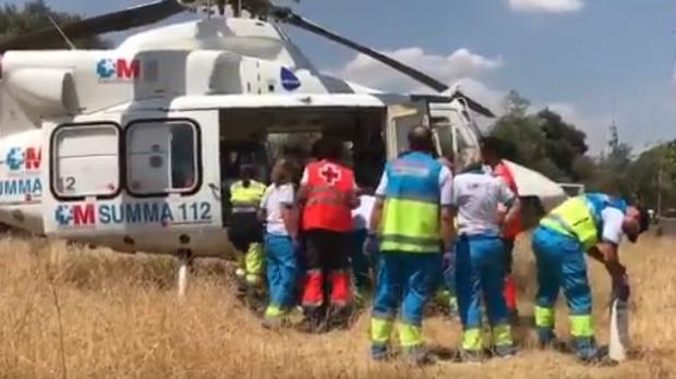 Una mujer de 76 años, trasladada grave en helicóptero tras ser encontrada sumergida en la piscina de su casa