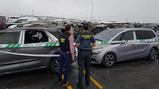 Un voraz incendio calcina medio centenar de coches en el puerto vigués de Bouzas