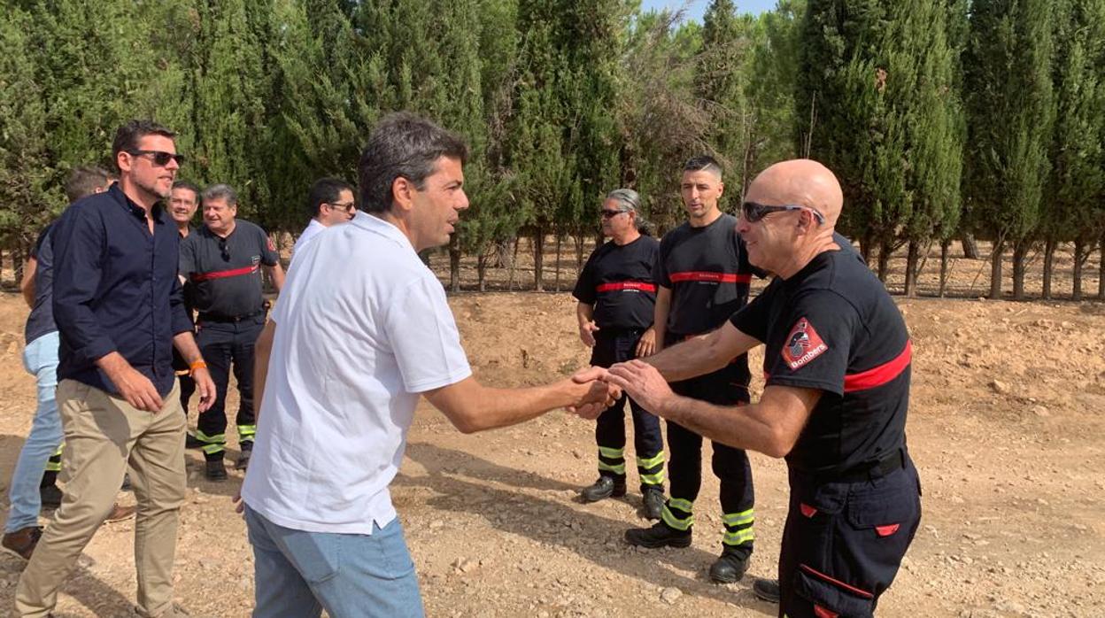 Carlos Mazón, presidente de la Diputación de Alicante, en la zona afectada por el incendio de Beneixama