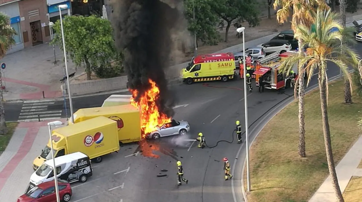 Imagen del coche tras incendiarse en la rotonda en Alicante
