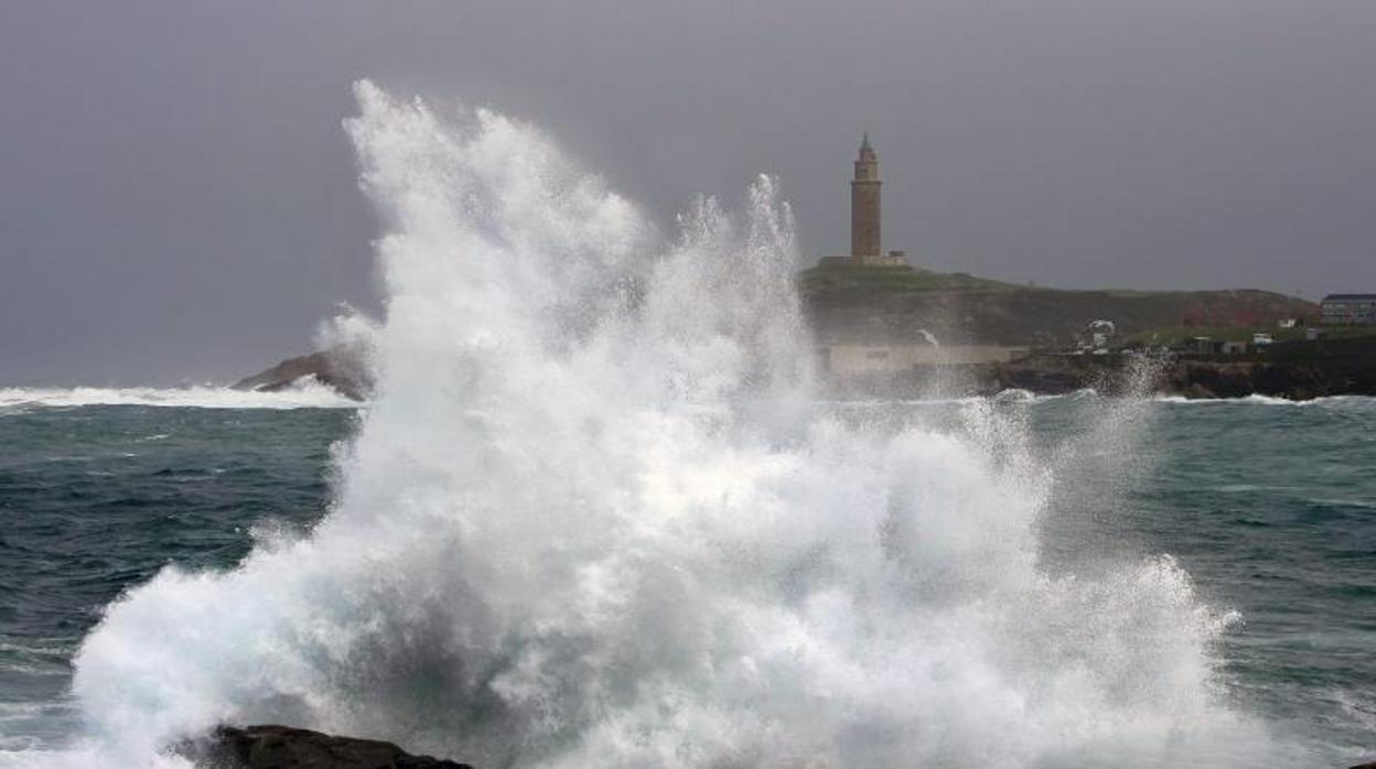 Una ola rompe contra las rocas en la zona del Millenium, en La Coruña