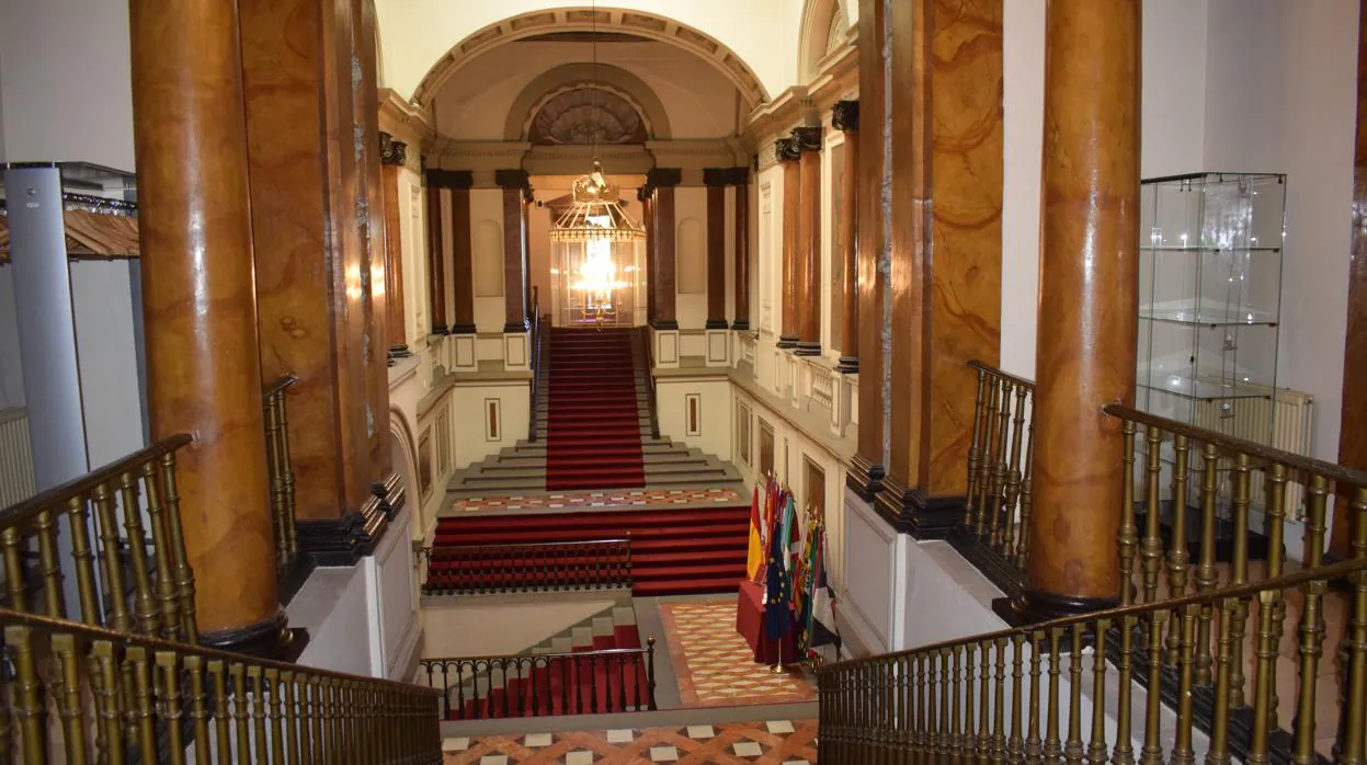 La escalera original fue diseñada por Sabatini y modificada con la ampliación del palacio mandada construir por Godoy