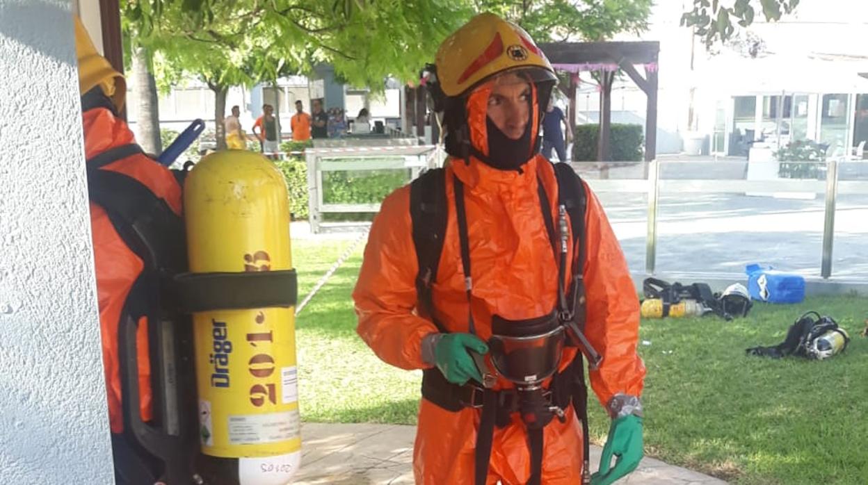 Agentes del equipo de Bomberos de Paterna en la piscina de Quart