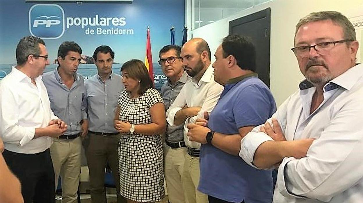 Pérez, Mazón, Dolón y Bonig, con otros representantes del PP, este lunes en Benidorm