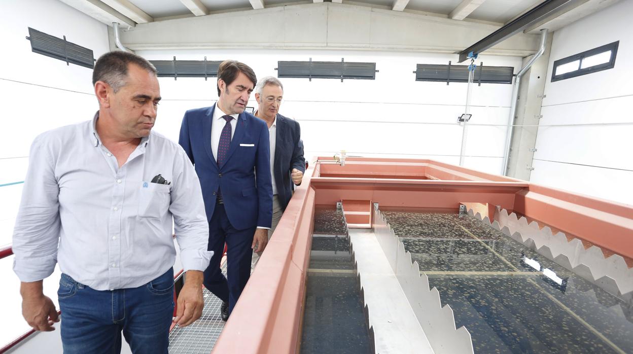 El consejero de Fomento y Medio Ambiente, Juan Carlos Suárez-Quiñones, durante su visita a las obras de abastecimiento de aguas de Soto de la Vega y sus núcleos de población