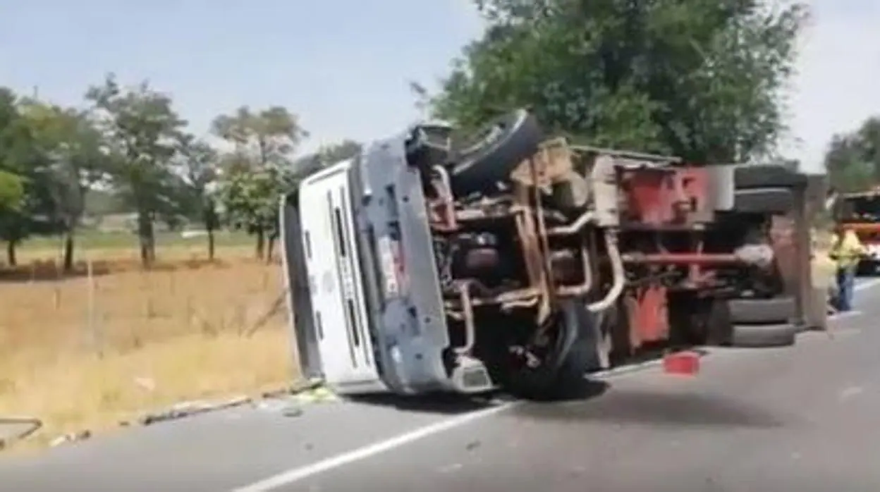 Camión volcado en Alcalá de Henares