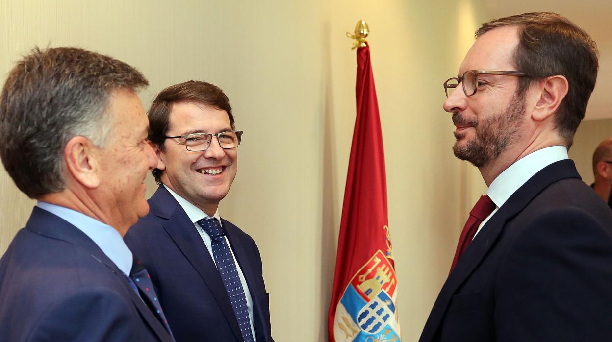 Javier Maroto conversa con el presidente de la Junta, Alfonso Fernández Mañueco, tras ser elegido senador autonómico