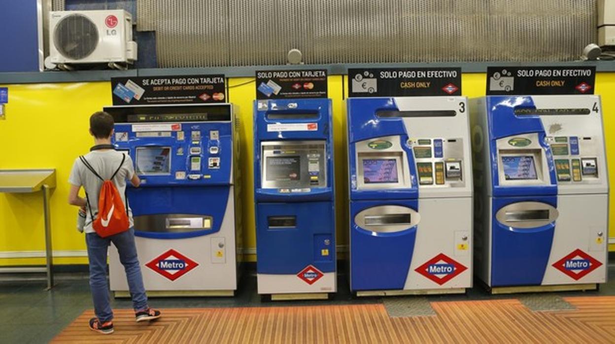 Máquinas de recarga del abono transporte en una estación de Metro