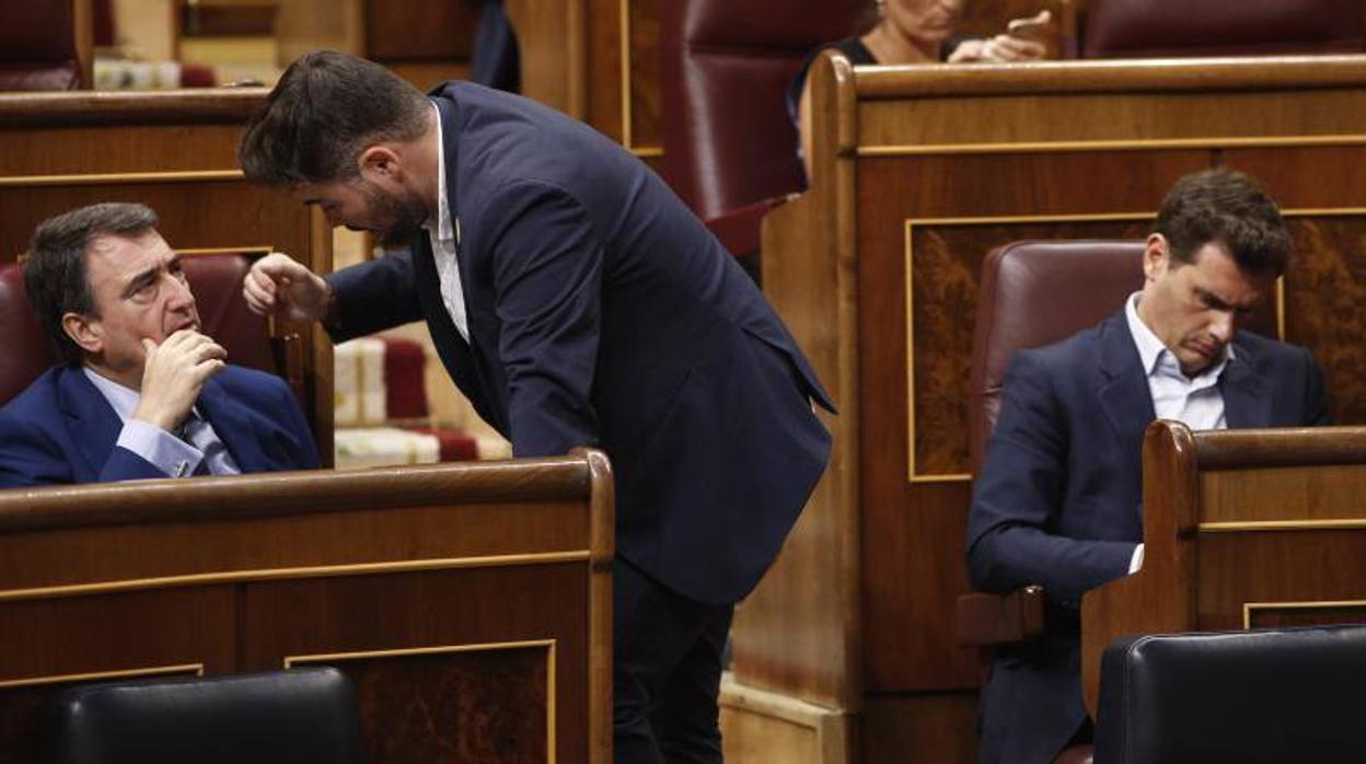 Albert Rivera y otros diputados utilizando el teléfono móvil en el hemicilo