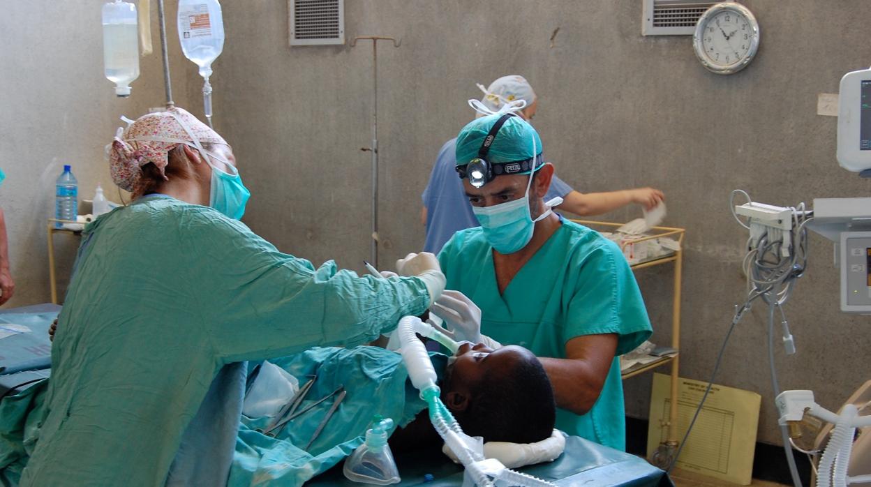Imagen del doctor Cavadas durante una operación en África